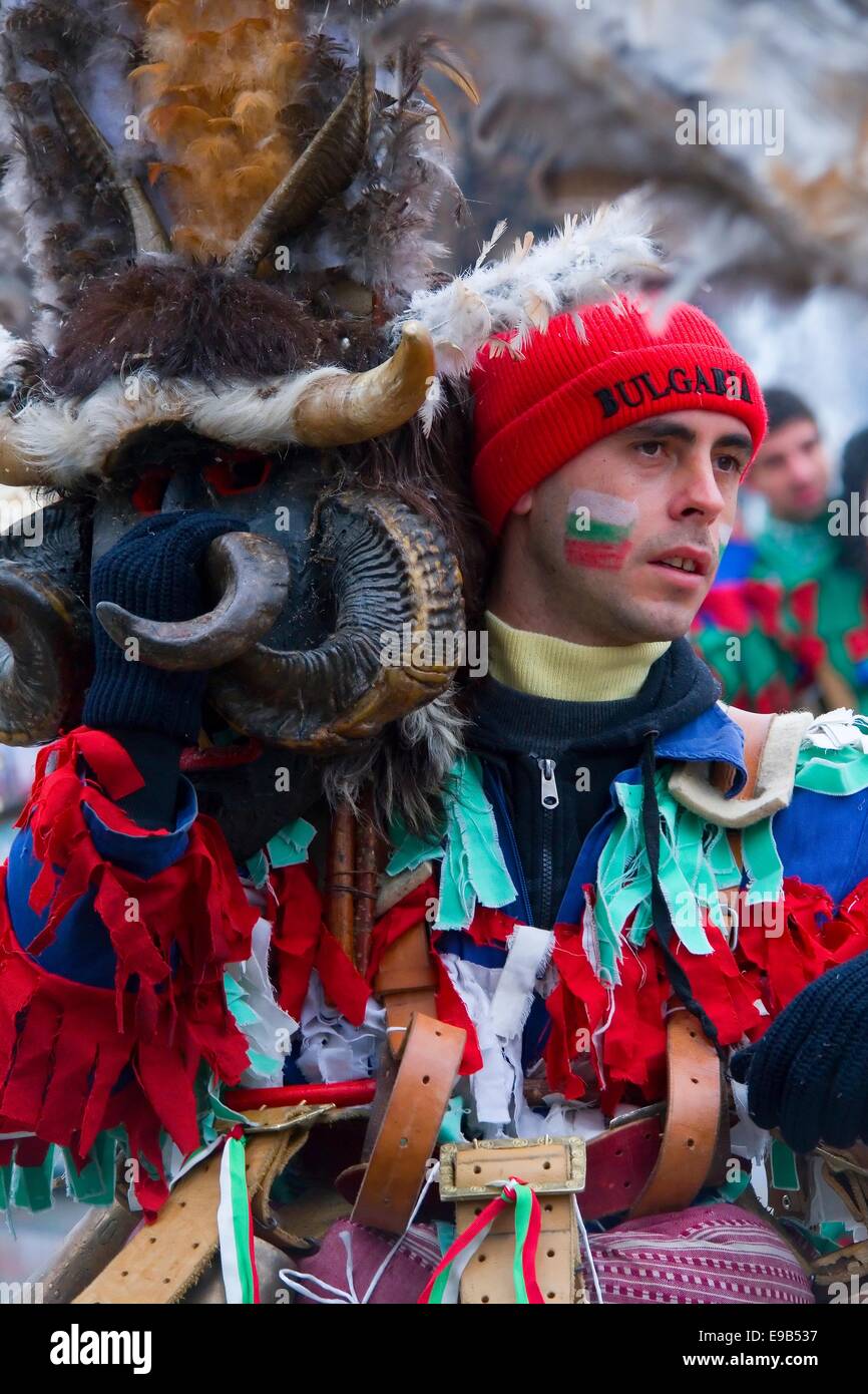 Kukeri mummers nel Kukeri masquerade festival nel mese di gennaio in Pernik, Bulgaria Foto Stock