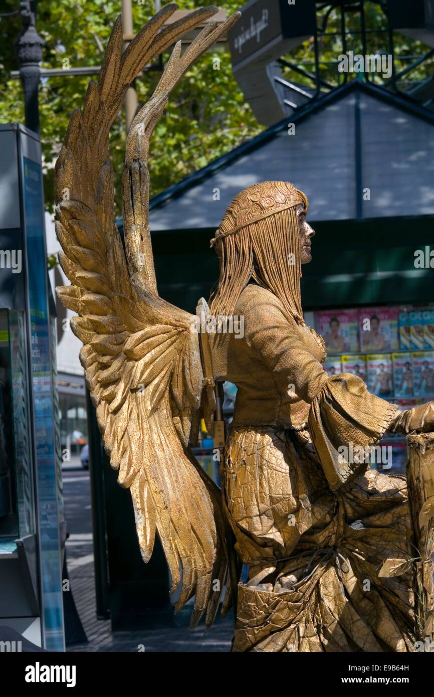Caren Valderrama è un professionista di statua vivente, il Golden Angel della Ramblas di Barcellona Catalogna, Spagna Foto Stock