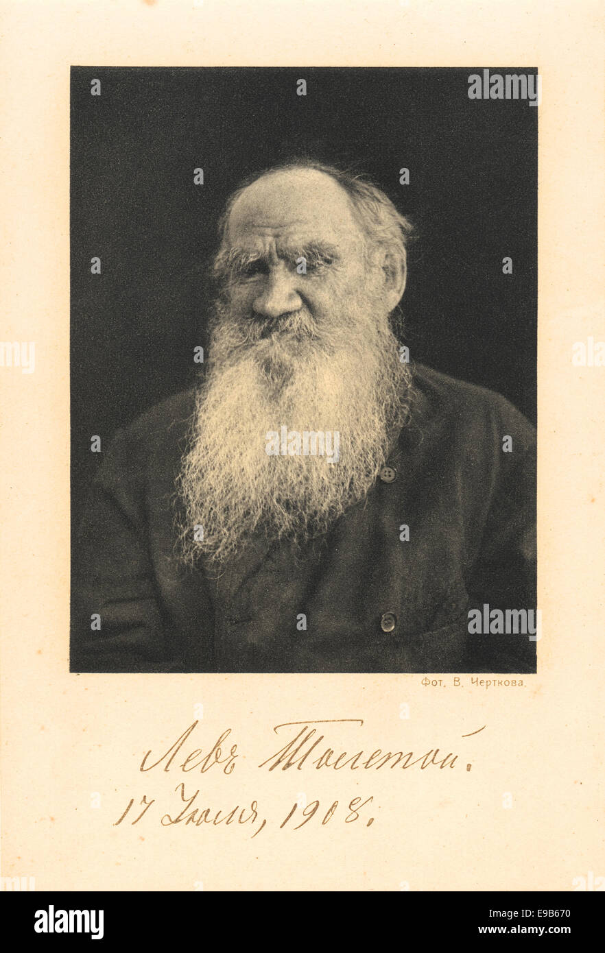 Ritratto del grande scrittore russo Leo Tolstoy e una copia della sua firma sotto la foto, 1908. Foto Stock
