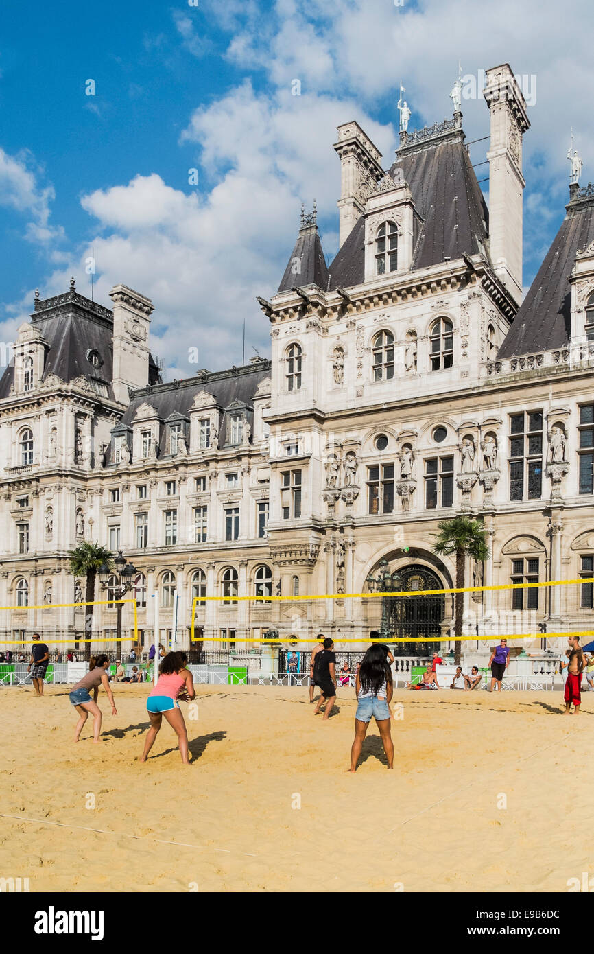 La gente giocando a pallavolo su una artificiale spiaggia urbana di fronte al paris city hall entro il cosiddetto paris plages progetto Foto Stock