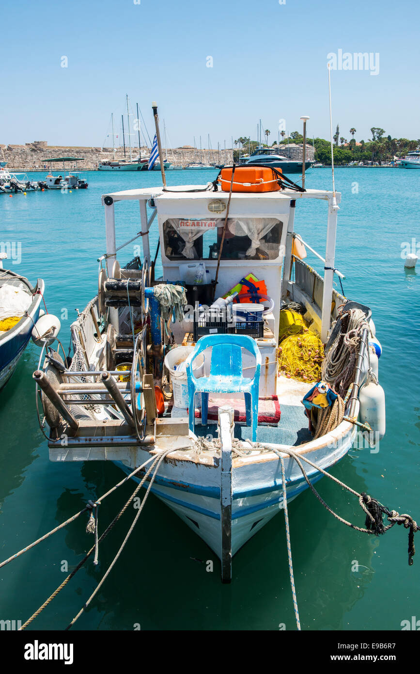 Tipica barca da pesca nel porto di Kos, isola di Kos, Grecia Foto Stock