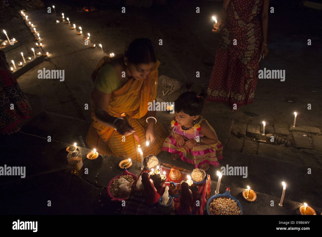 Dacca in Bangladesh. 23 ott 2014. Diwali conosciuta anche come Deepavali e la " Festa delle Luci'', è un antico festival indù. Diwali, segna il ritorno a casa del Dio Eterno Ram dopo Quando sconfiggeva il demone Ravana king e simboleggia prendendo le persone dalle tenebre alla luce e la vittoria del bene sul male. Credito: Zakir Hossain Chowdhury/ZUMA filo/Alamy Live News Foto Stock