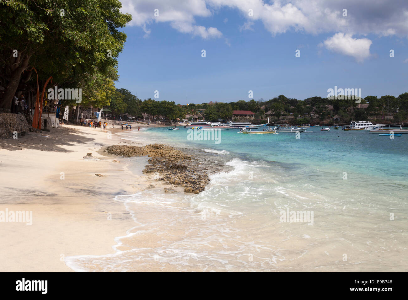 Spiaggia tropicale e mare, "il Fungo Bay', [Nusa Lembongan], Bali, Indonesia Foto Stock