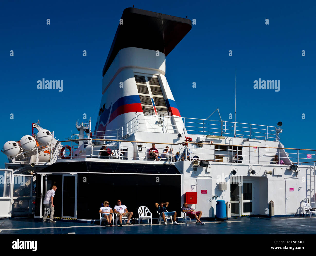 I passeggeri sul ponte superiore della MV Bretagne un canale trasversale passeggero traghetto auto operate da Brittany Ferries costruito nel 1989 Foto Stock