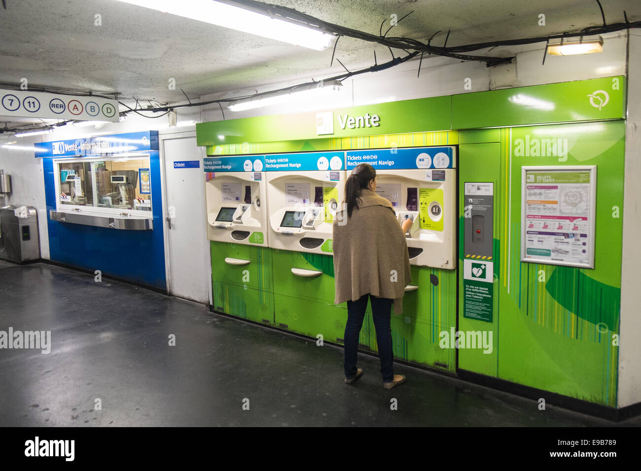 Macchina di biglietteria per trasporti ferroviari,Donna,acquisto,treni,ticket, per,l,rail,trasporto, metropolitana, treno, a,vending, macchina, uscita, parigi, francia, francese Foto Stock