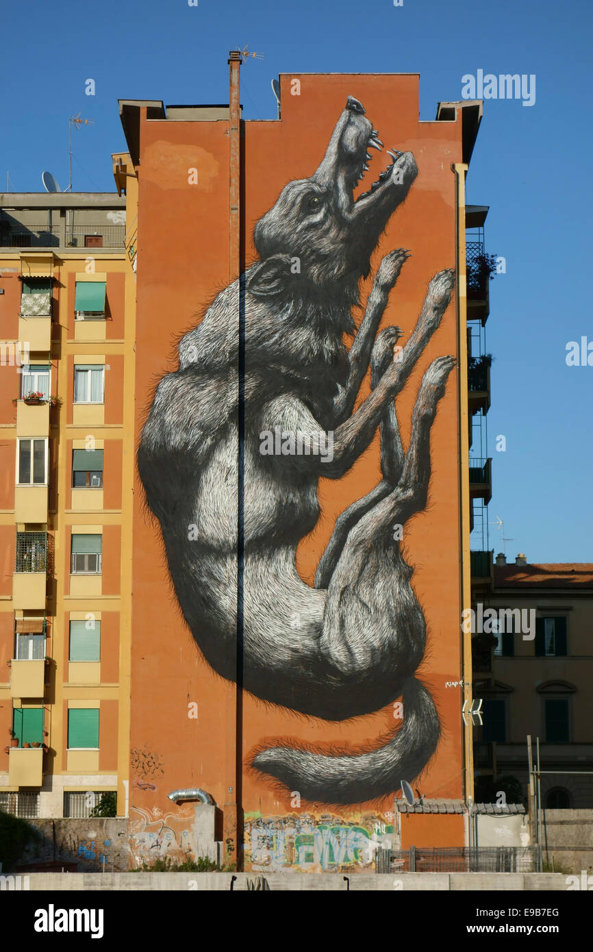 Roma. L'Italia. "Jumping Lupo' dal belga Graffiti artist Roa sul lato di un edificio nel quartiere Testaccio. Foto Stock