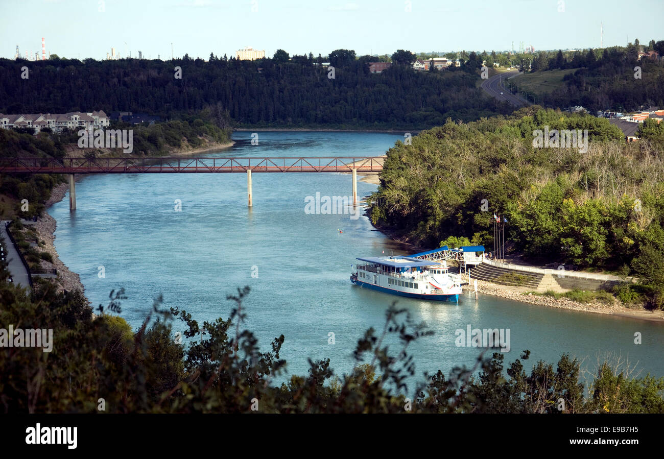 Una vista del Canada del Fiume Saskachewan e cruiseboat vicino a Edmonton del centro città Foto Stock