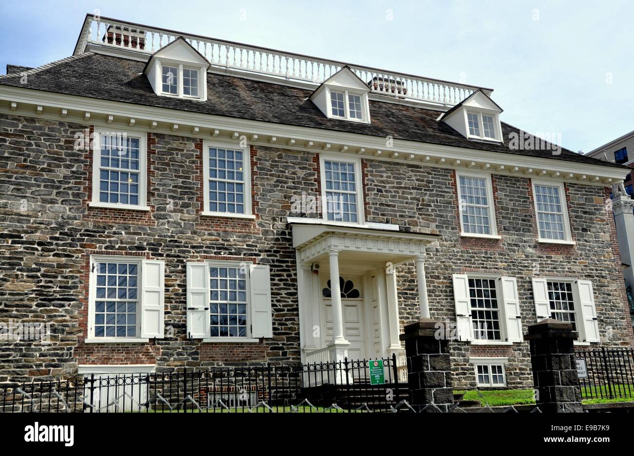 YONKERS, NEW YORK: La fieldstone sud anteriore e portico porta con finestra della ventola al Georgian Philipse Manor Foto Stock