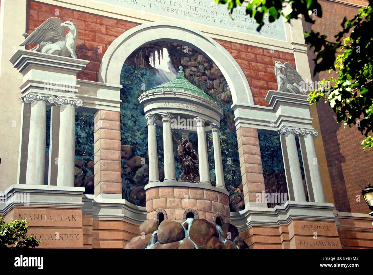 YONKERS, NY: un trompe l'oeil murale sulla parete di un Warburton Avenue edificio rende omaggio alla nativa New York tribù indiana Foto Stock