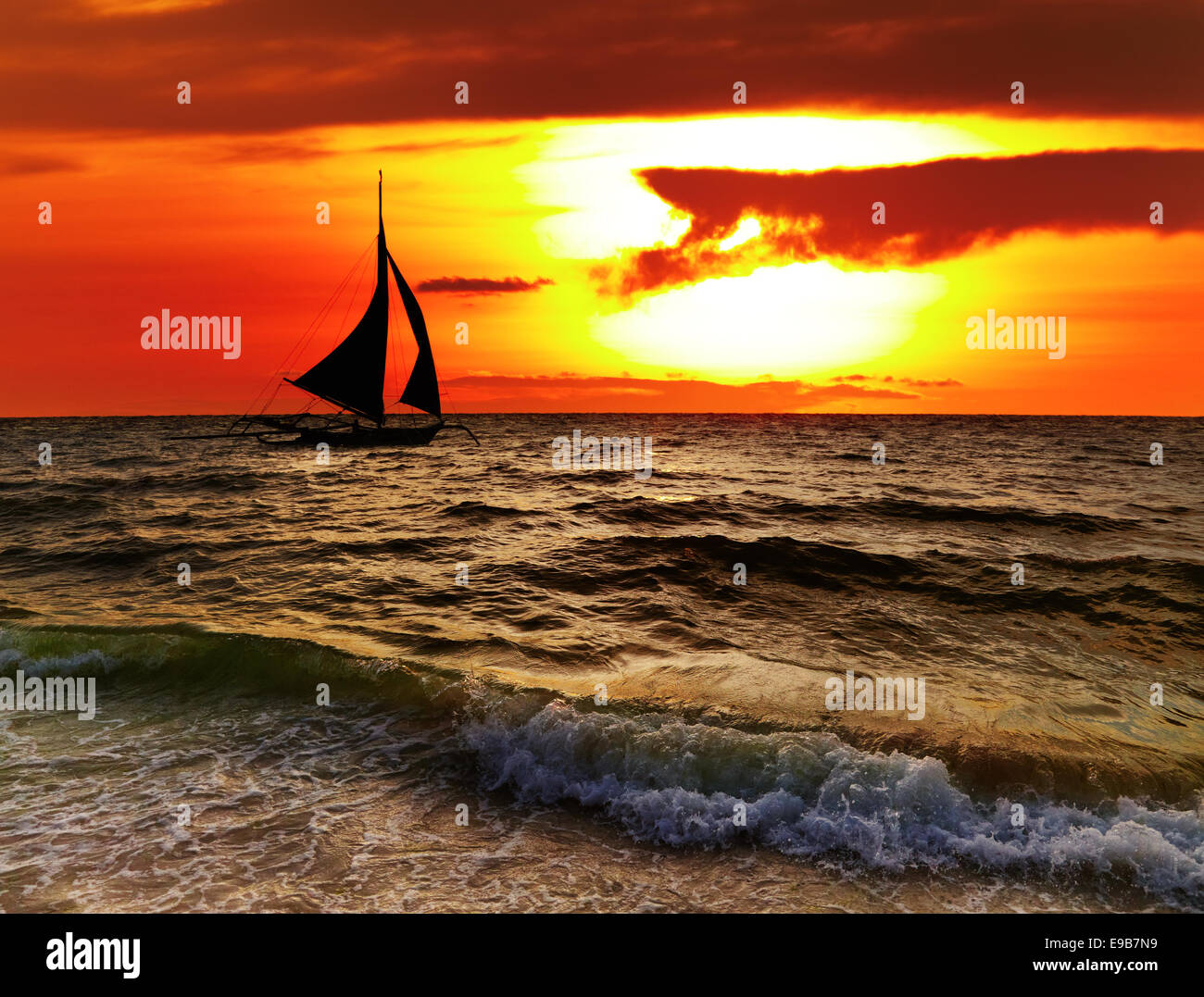 Tramonto tropicale con barca a vela, Boracay, Filippine Foto Stock