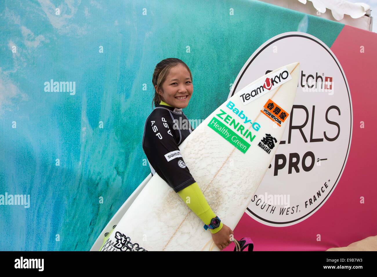 Hossegor, Francia. 20 agosto 2014. Lo Swatch Girls-Pro internazionale campionati di surf. Rina Kitazawa (JAP) . L evento è stato vinto da Nikki Van Dijk (AUS) © Azione Sport Plus/Alamy Live News Foto Stock