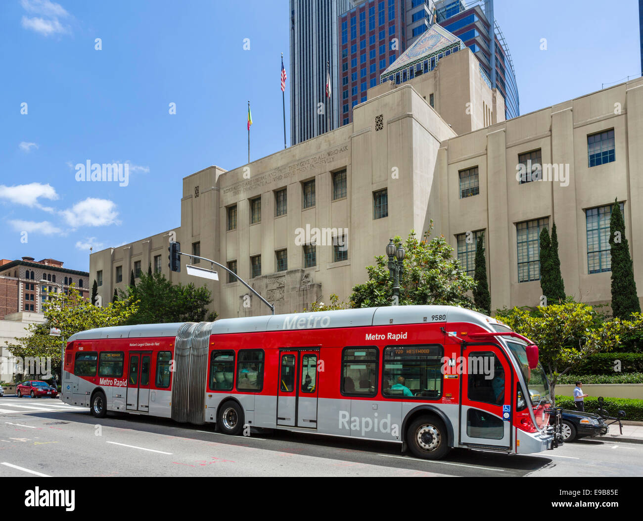 Metro Rapid bus davanti la biblioteca centrale nel centro di Los Angeles, California, Stati Uniti d'America Foto Stock
