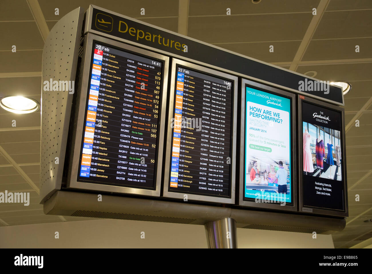 Scheda di partenze presso l'aeroporto di Gatwick di Londra. Foto Stock