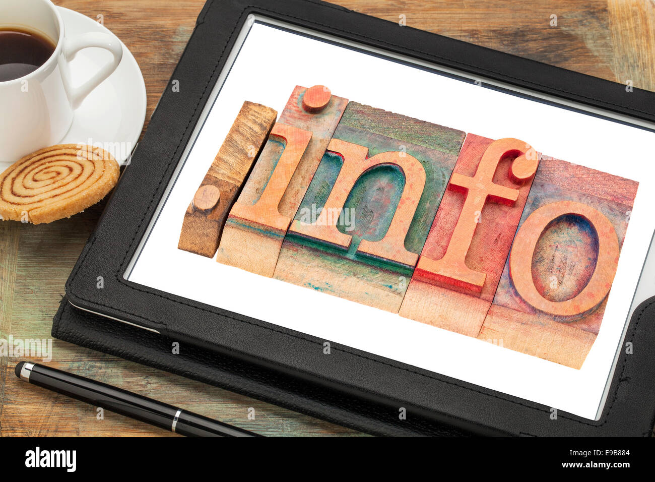 Dot info - Informazioni dominio internet in rilievografia legno tipo di stampa si blocca su una tavoletta digitale schermo Foto Stock