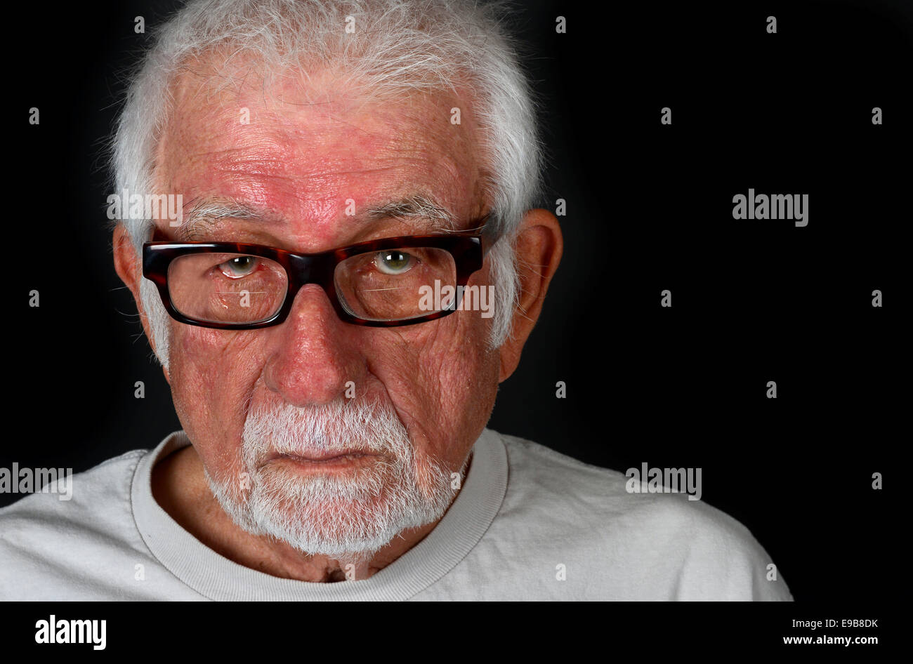 Ritratto di un uomo anziano che mostra un triste espressione con uno strappo scendendo per la sua guancia Foto Stock