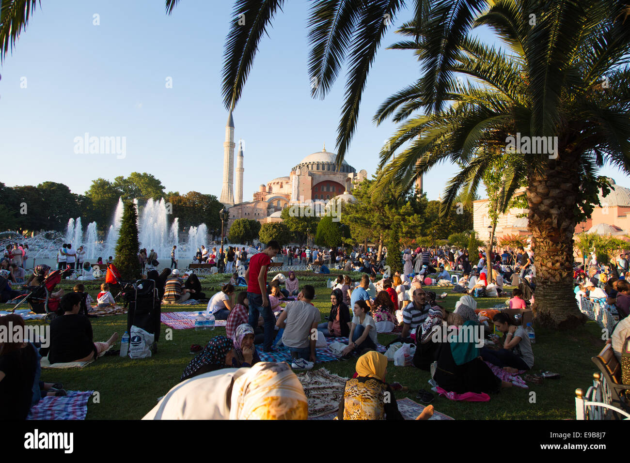 Le persone in attesa di rompere una veloce durante Ramandan piazza Sultanahmet Istanbul Foto Stock
