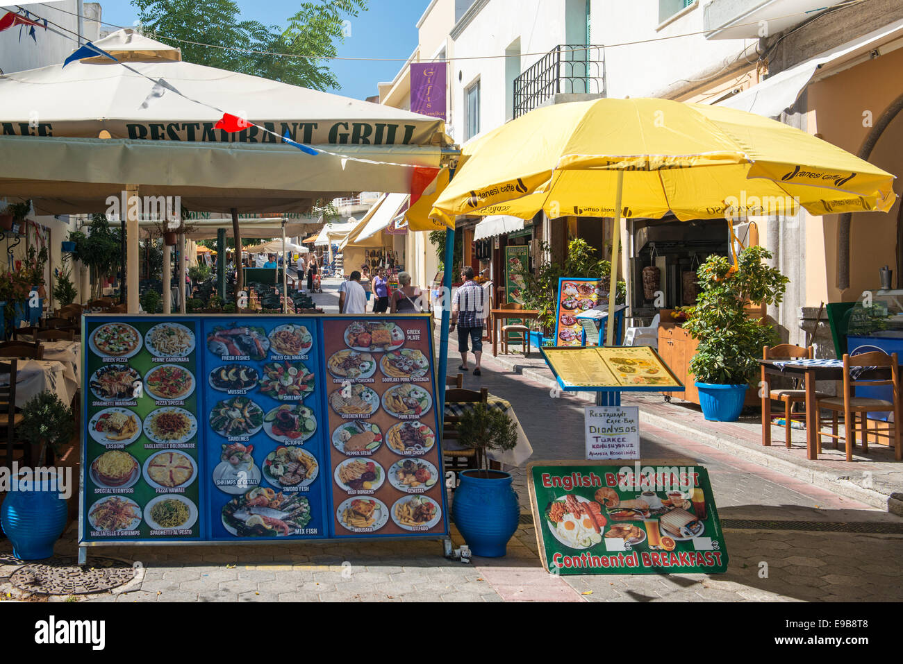 Pensione con un menu di un ristorante nella città di Kos, isola di Kos, Grecia Foto Stock