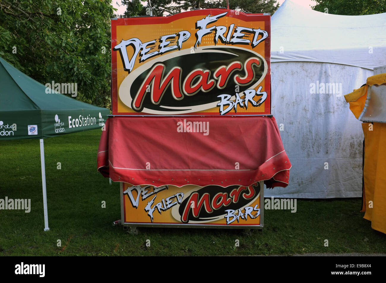 Una chiusa fritte Mars bar stand alimentari. Foto Stock