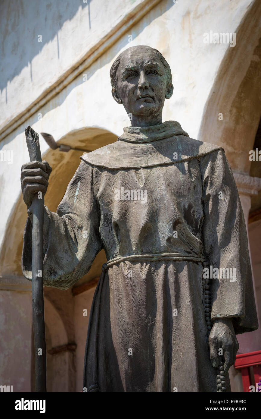 Statua del Padre Junipero Serra alla vecchia missione di Santa Barbara; Santa Barbara, California. Foto Stock