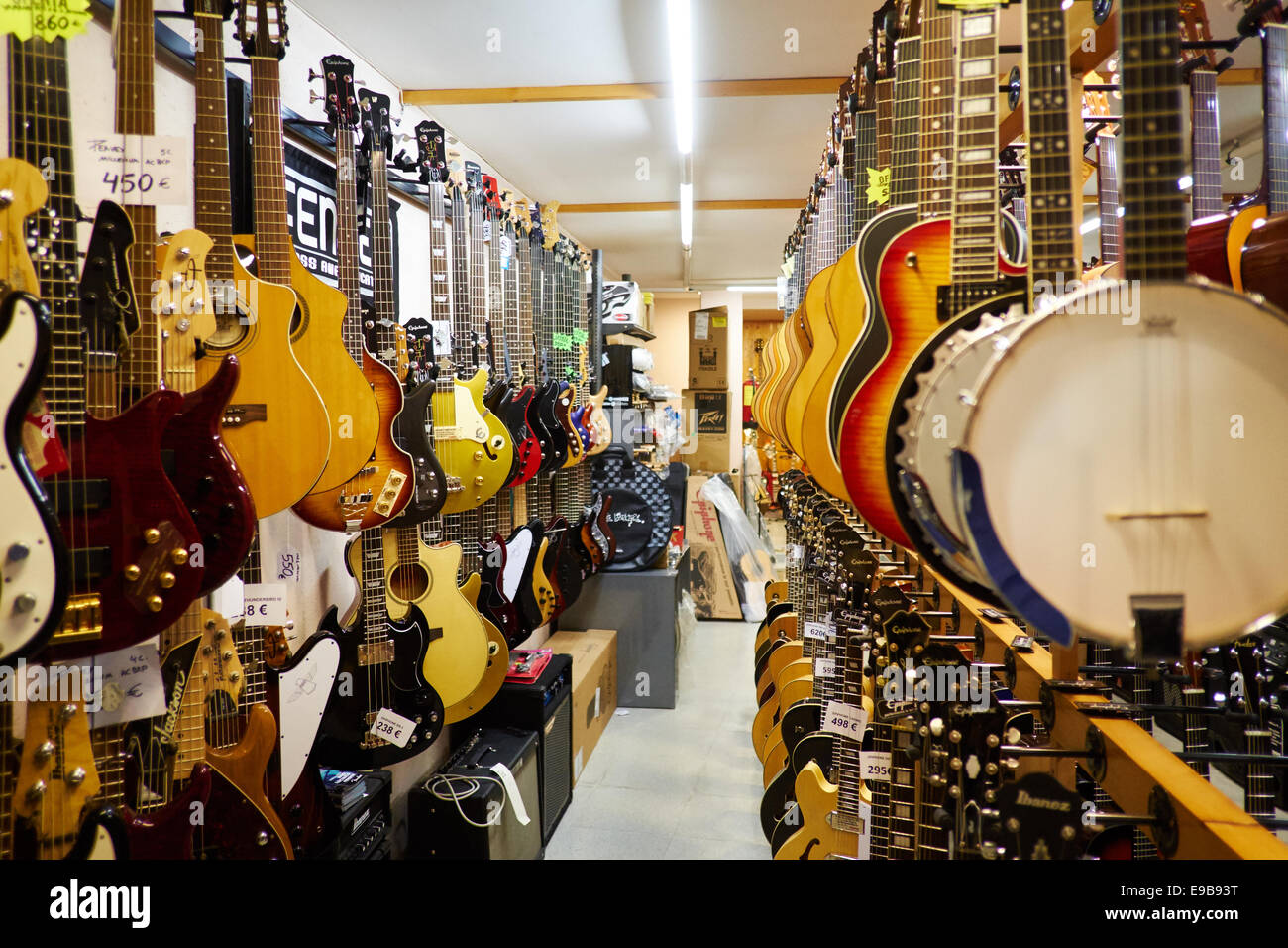 Specialista di rivenditore di chitarra nella parte vecchia di Barcellona, Spagna. Foto Stock