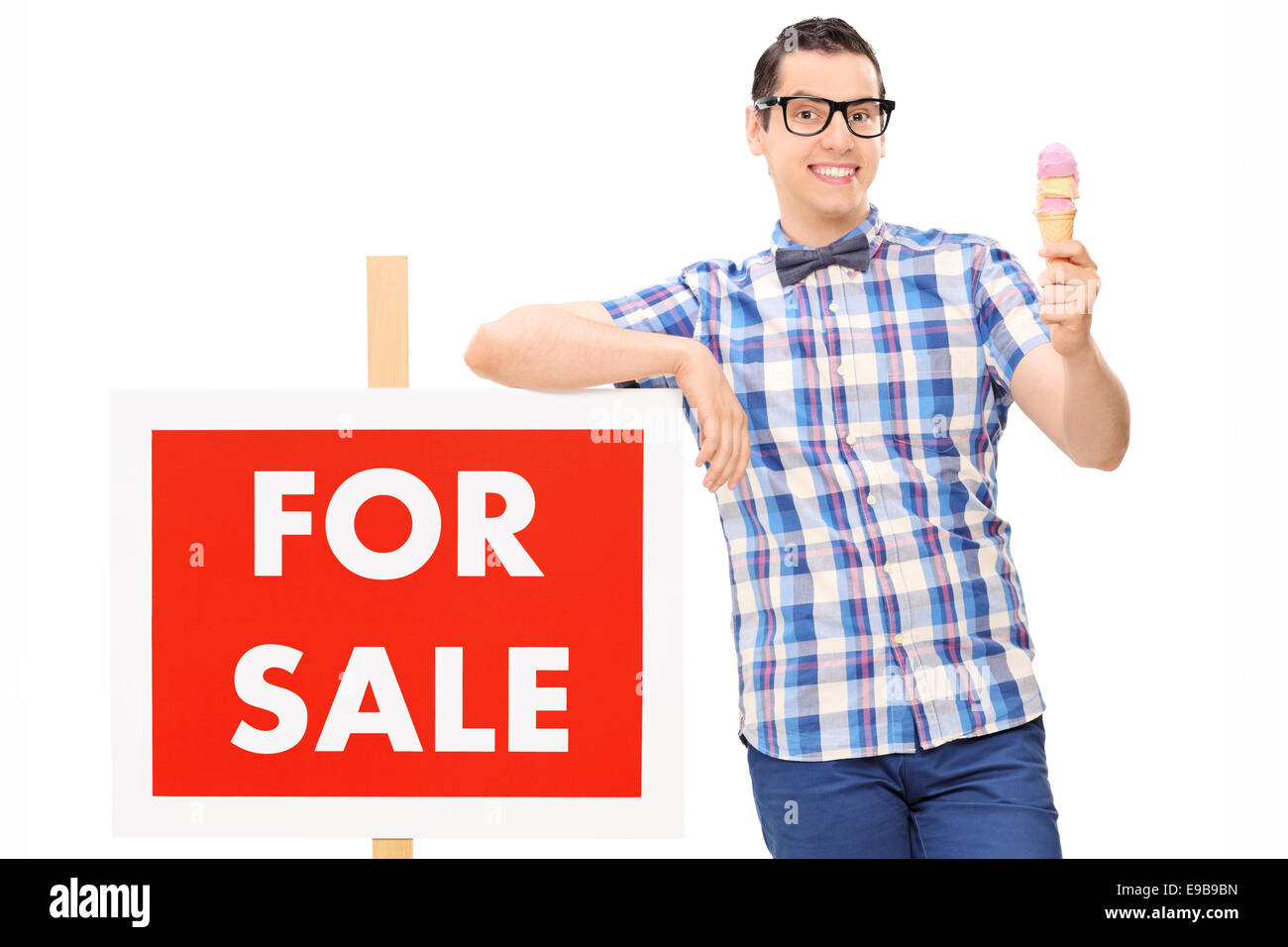 Uomo con un gelato da un per la vendita segno isolato su sfondo bianco Foto Stock