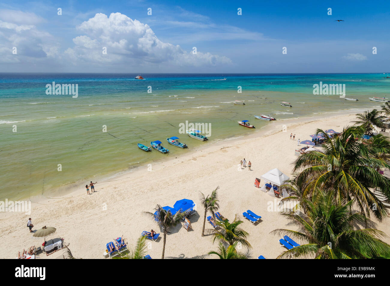 Spiaggia Vista da penthouse suite a El Taj Hotel, Playa del Carmen e Riviera Maya, Messico. Foto Stock