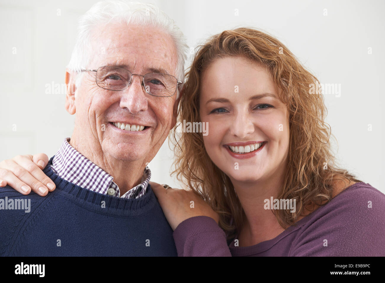 Ritratto di sorridente uomo Senior con la figlia adulta Foto Stock