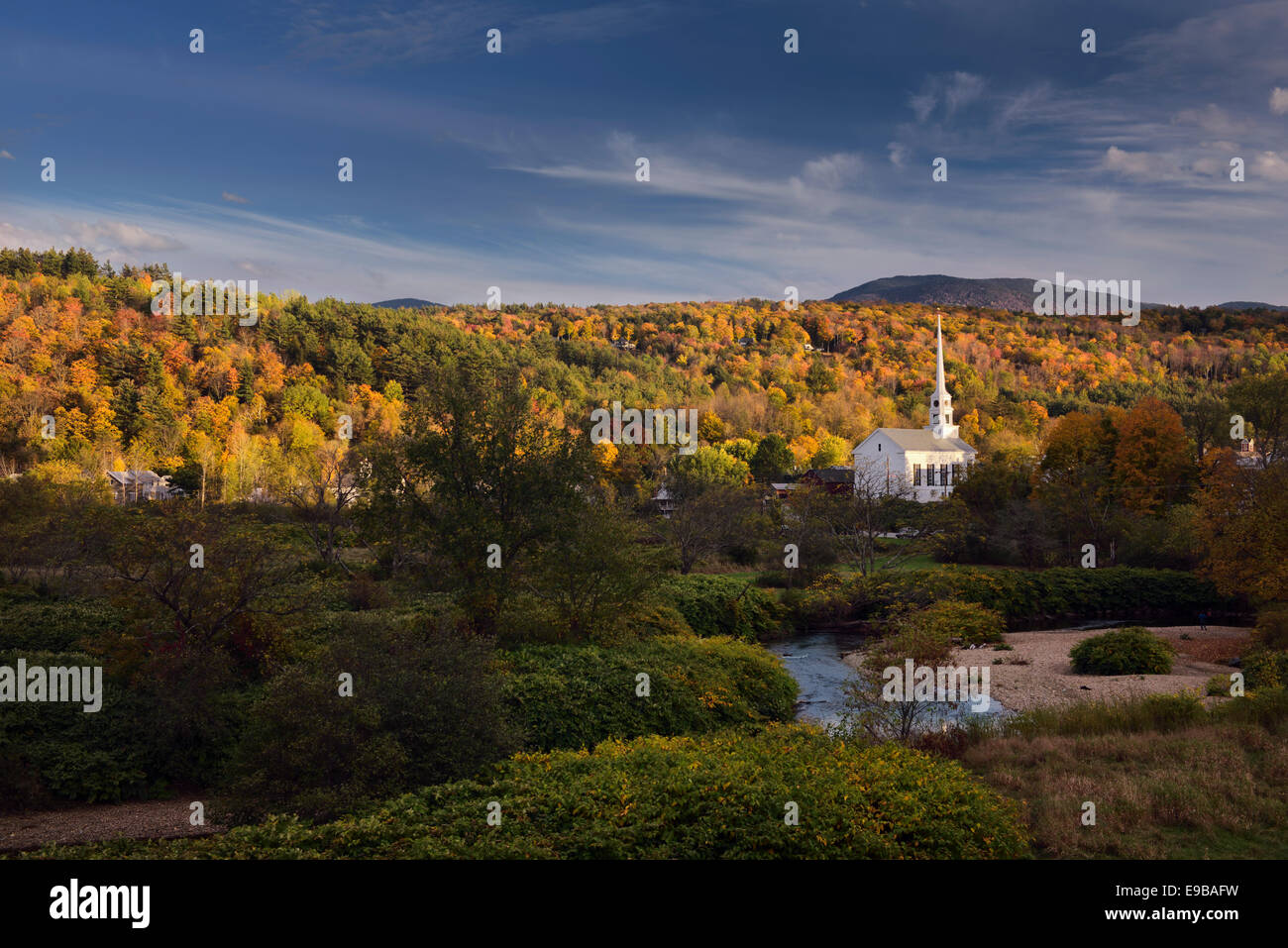 Stowe Comunità Chiesa e spazzola Collina con i colori dell'autunno in sole serale a Stowe e Waterbury river Vermont - USA Foto Stock