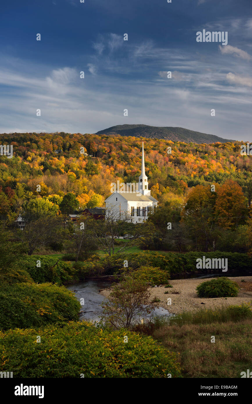 Stowe Comunità Chiesa e spazzola collina con colori autunnali a sunshine Stowe e Waterbury river Vermont - USA Foto Stock