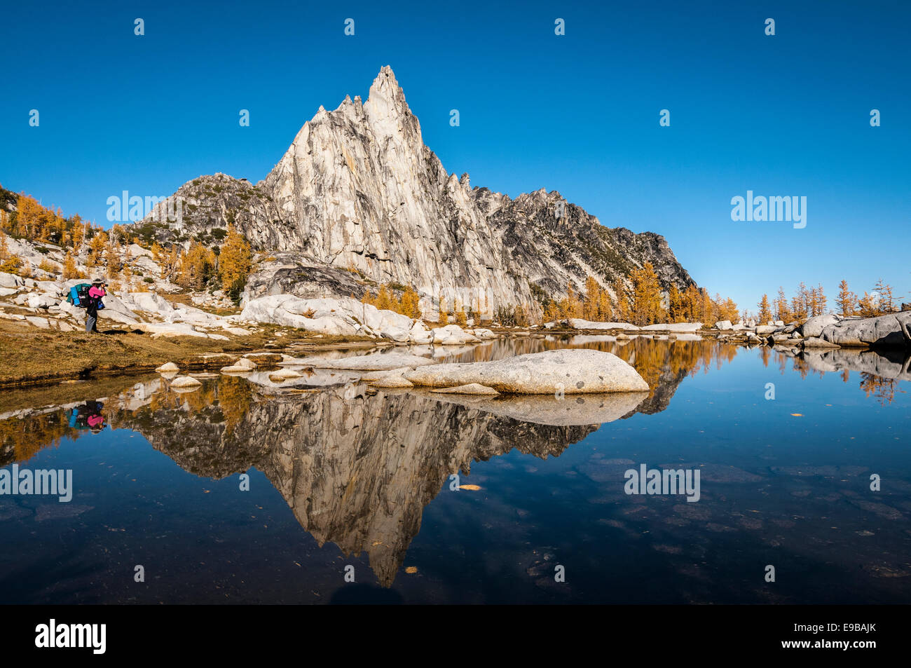 Picco Prusik, Gnome Tarn, alpine i larici e backpacker; gli incantesimi, Alpine Lakes Wilderness, Washington. Foto Stock