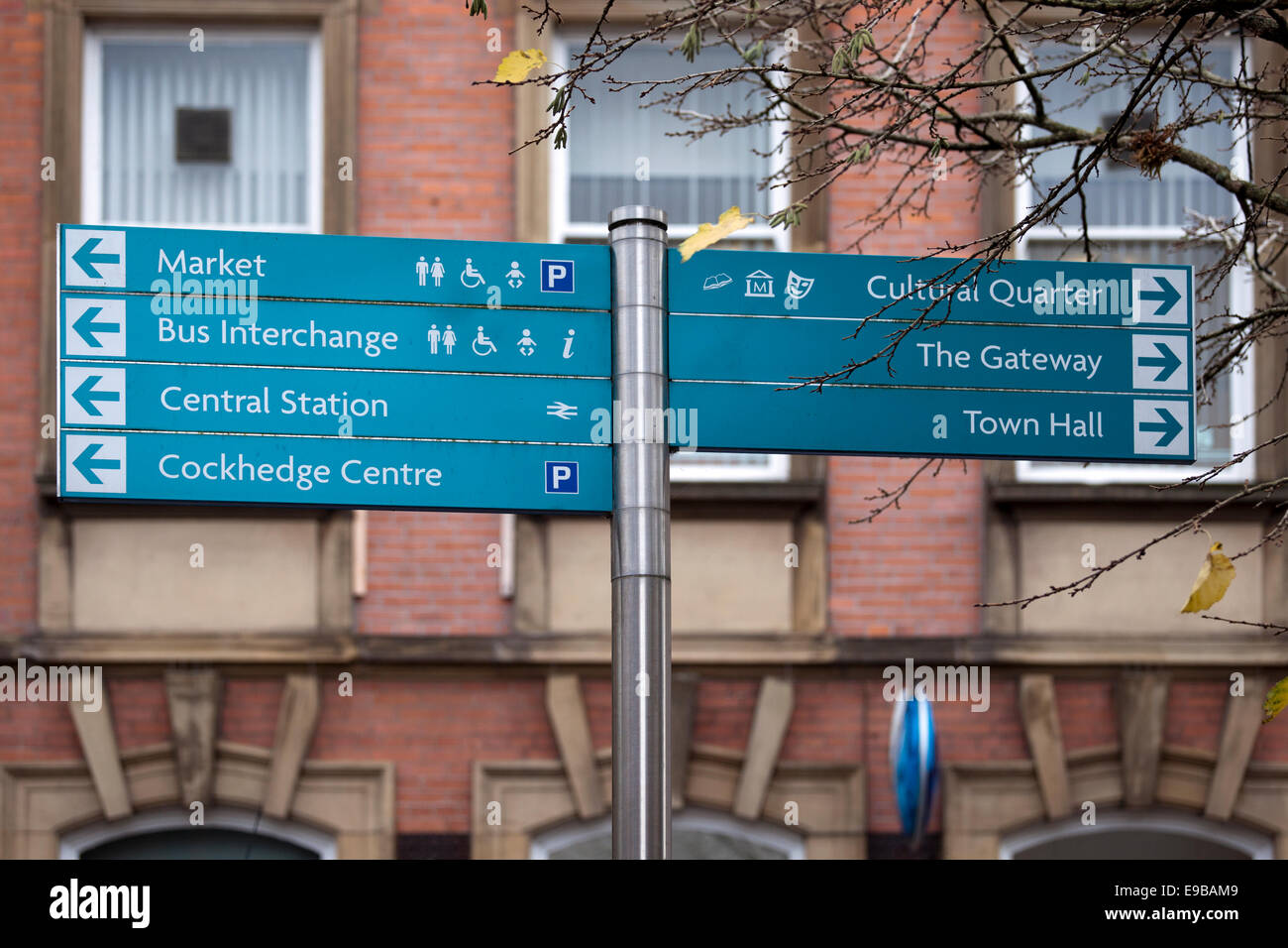 Indicatore Multi-Directional Fingerpost segni, Warrington, Cheshire, Regno Unito Foto Stock