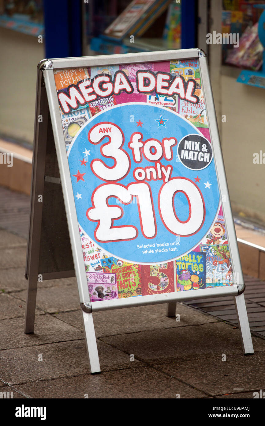 "Mix & Match' Mega infligge un bordo, 3 per £10 pound, Warrington High Street, Regno Unito Foto Stock