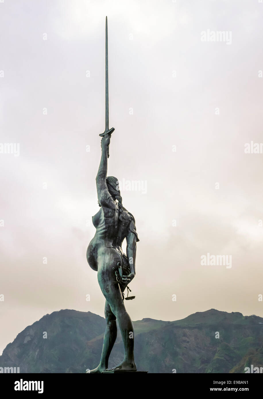 Damien Hirst verity acciaio e statua in bronzo, 20m di altezza, in piedi sul porto di pareti a Ilfracombe, Devon, Inghilterra Foto Stock Damien Hirst verity acciaio e statua in bronzo, 20m di altezza, in piedi sul porto di pareti a Ilfracombe, Devon, Inghilterra Foto Stock