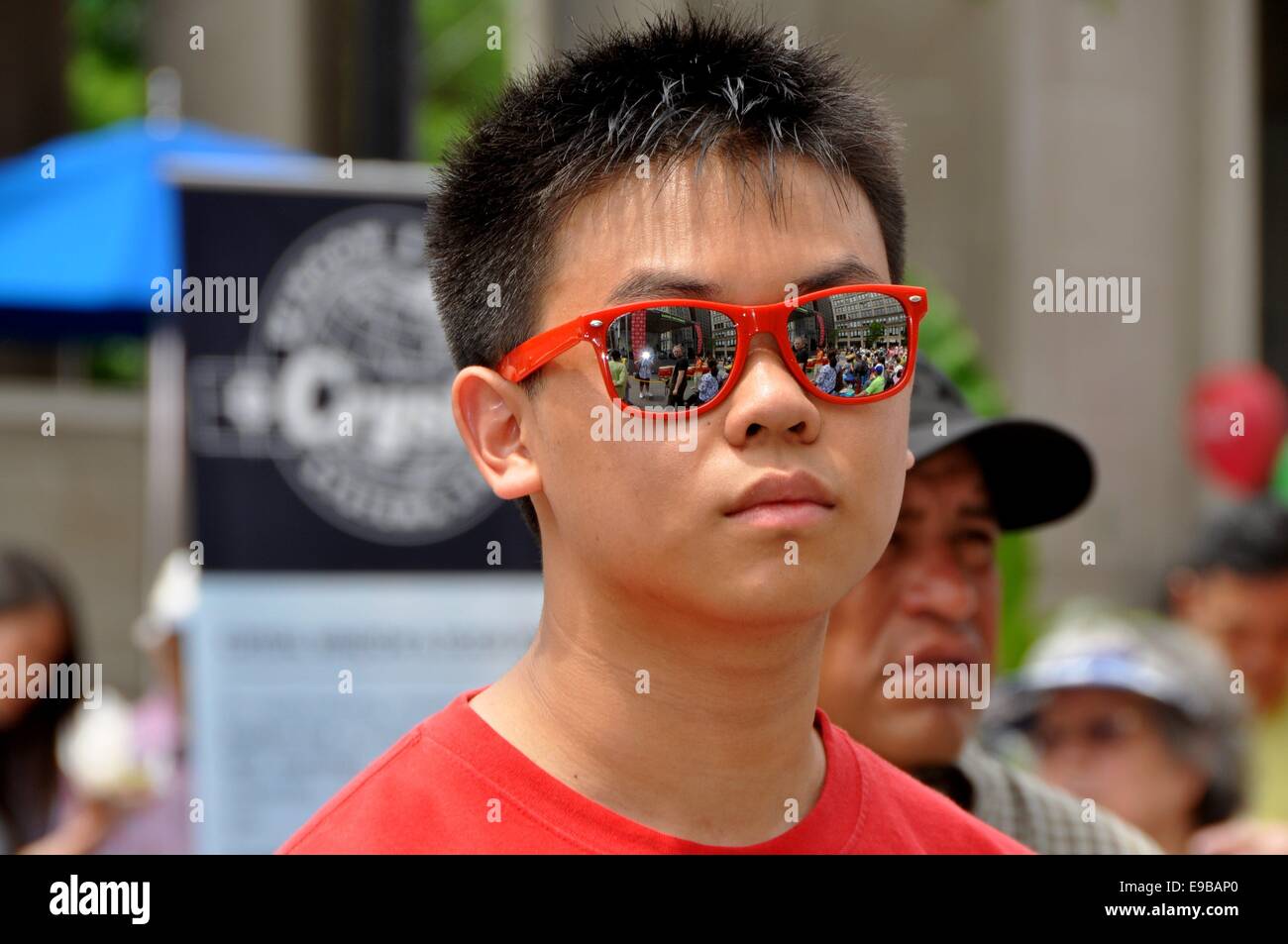 NYC: i giovani cinesi sportivi occhiali da sole alla moda con riquadri  rossi frequentando il passaporto annuale al Festival di Taiwan in Union  Square Foto stock - Alamy