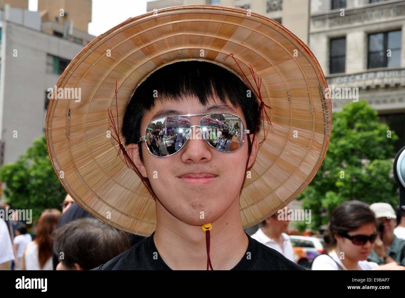 NYC: sorridere i giovani cinesi sporting una paglia coolie cappello e  occhiali a specchio che frequentano il passaporto annuale al Festival di  Taiwan Foto stock - Alamy