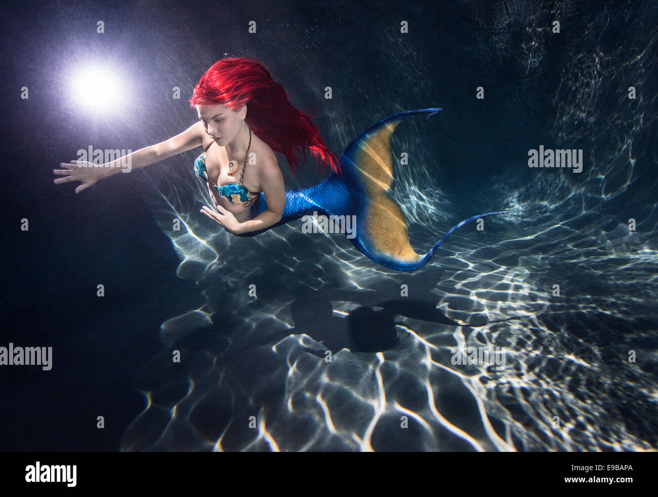 Redhead mermaid nuoto in una piscina in Virginia Beach, Virginia Foto Stock