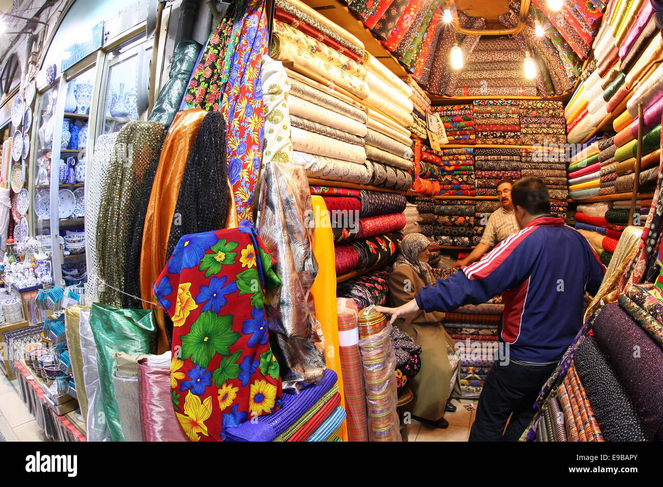 Venditori di tessuto nel bazaar coperto , Istanbul. Foto Stock