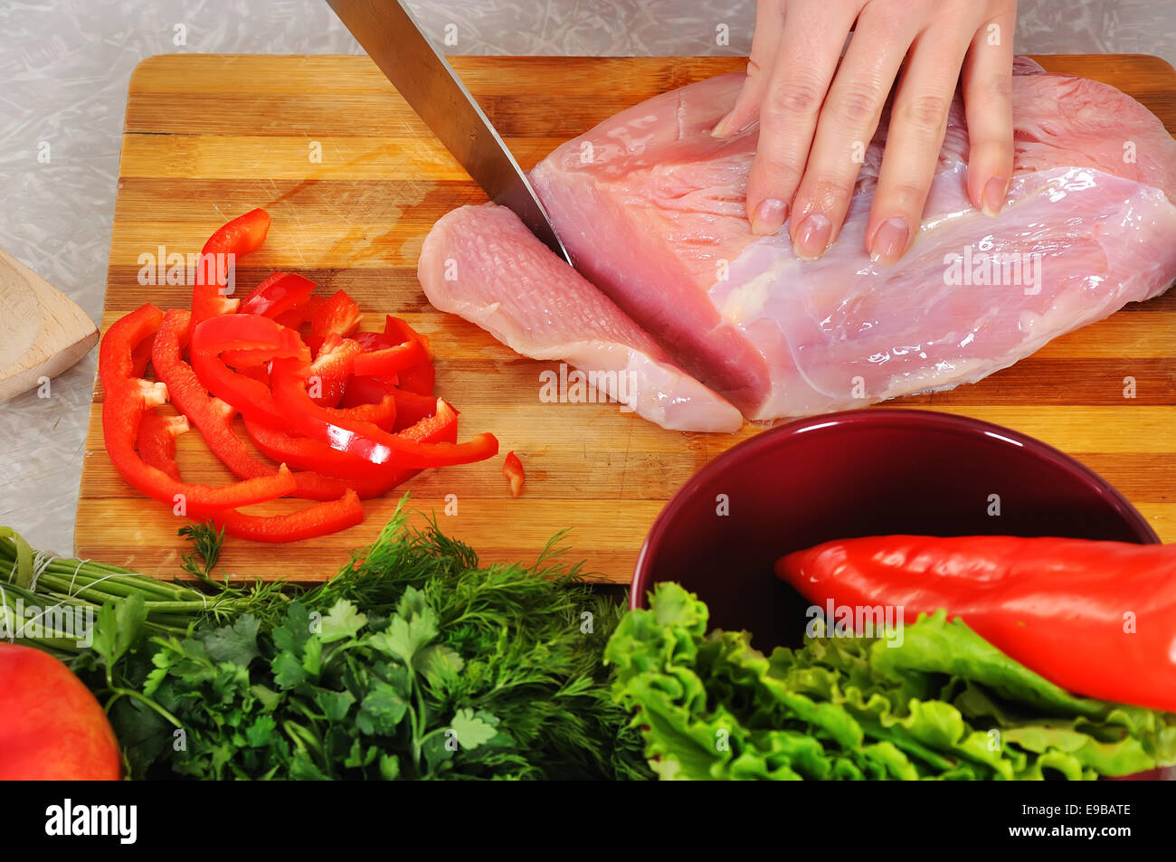 Mano il taglio di carne a fette, close up Foto Stock
