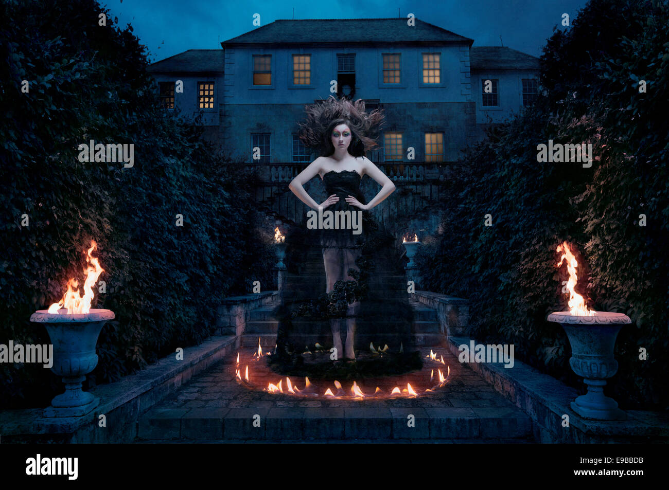 Maga nel mezzo di un rituale inclusi incendio incantesimo Foto Stock