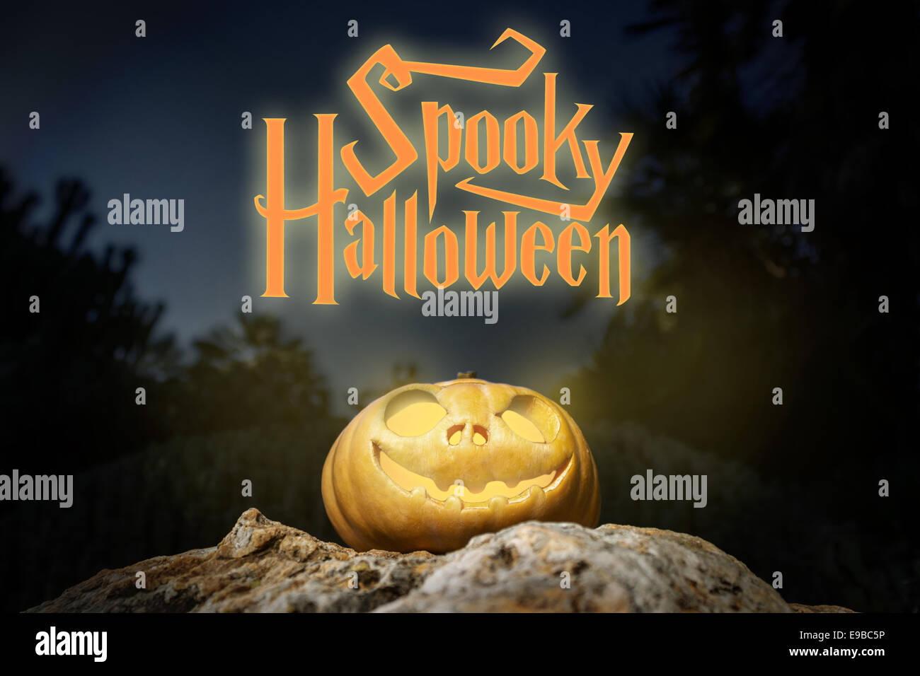 Spooky Halloween neon caldi e scary pumpkin jack-o-lantern con un sorriso su una roccia dalla prospettiva di fondo illustrazione del modello Foto Stock