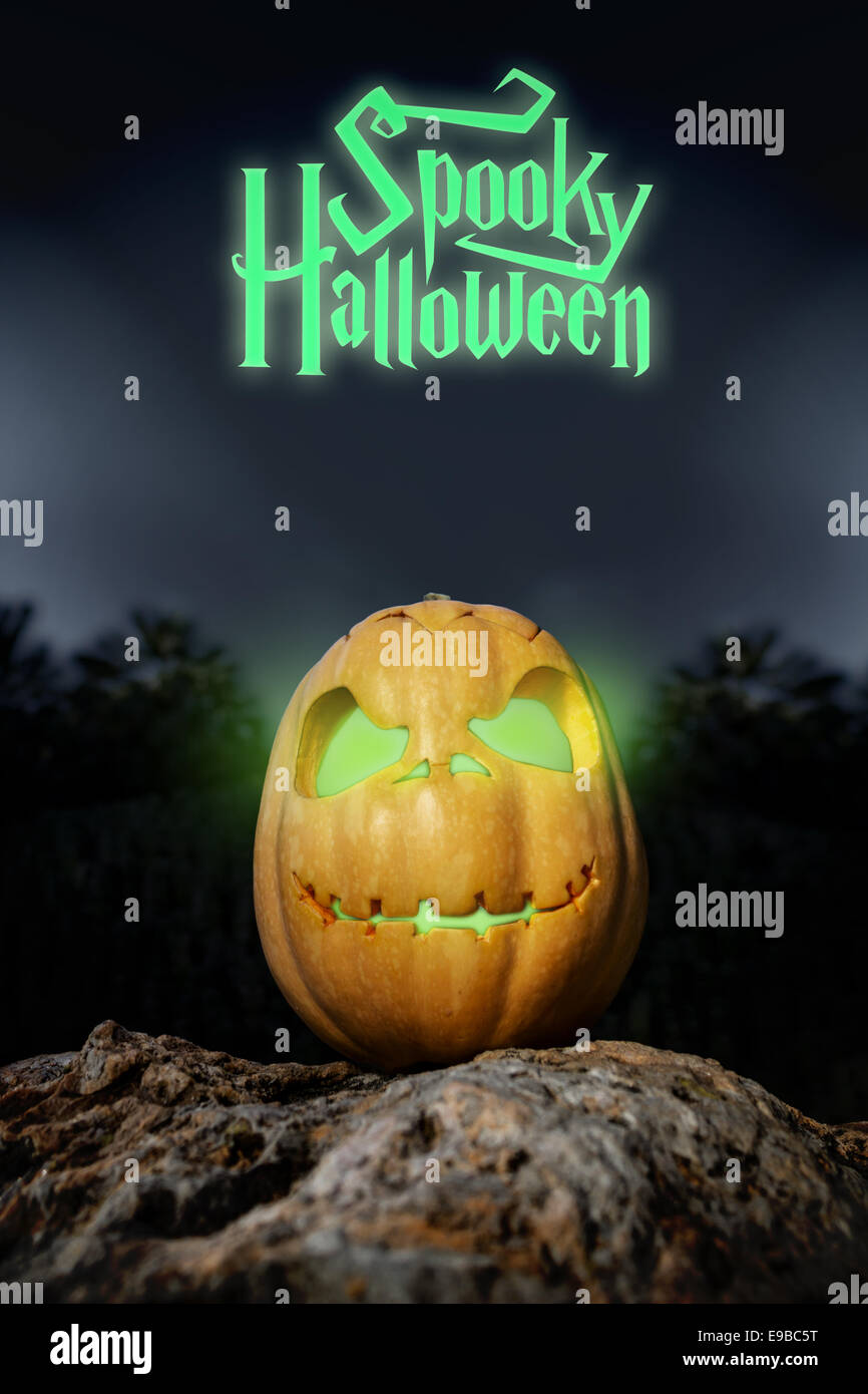 Spooky Halloween neon e scary pumpkin jack-o-lantern con un sorriso su una roccia dalla prospettiva di fondo illustrazione del modello da Foto Stock