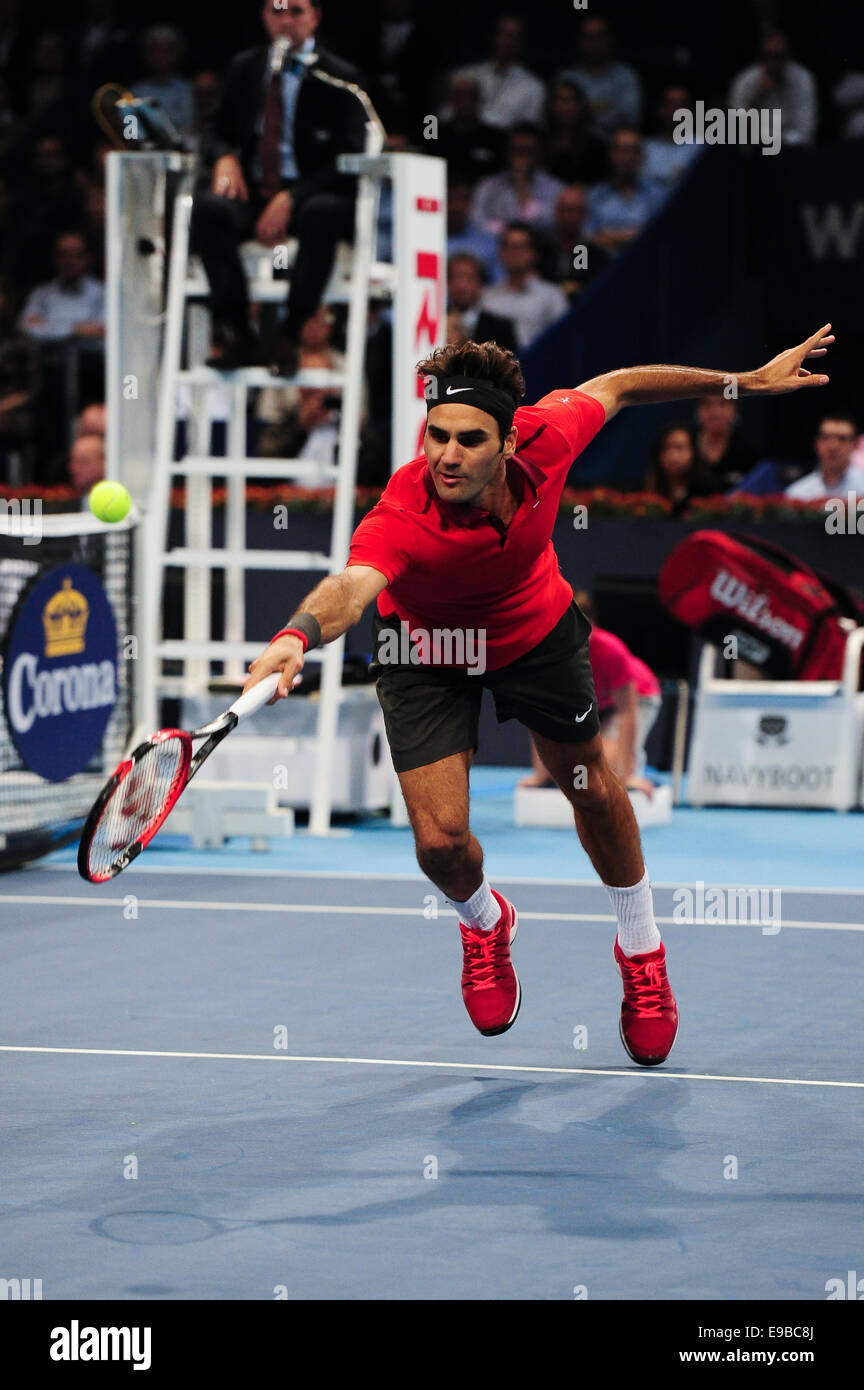 Basel, Svizzera. 23 ottobre, 2014. Roger Federer raggiunge per la palla in rete durante la seconda prova del campionato svizzero interni a St. Jakobshalle. Foto: Miroslav Dakov/ Alamy Live News Foto Stock