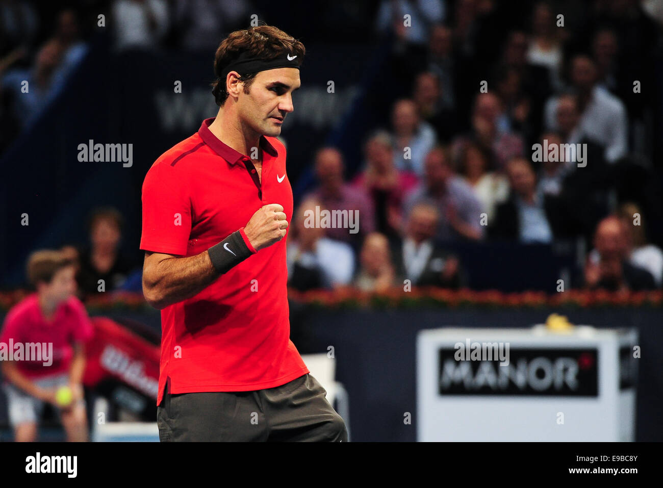 Basel, Svizzera. 23 ottobre, 2014. Roger Federer cheers durante la seconda prova del campionato svizzero interni a St. Jakobshalle. Foto: Miroslav Dakov/ Alamy Live News Foto Stock