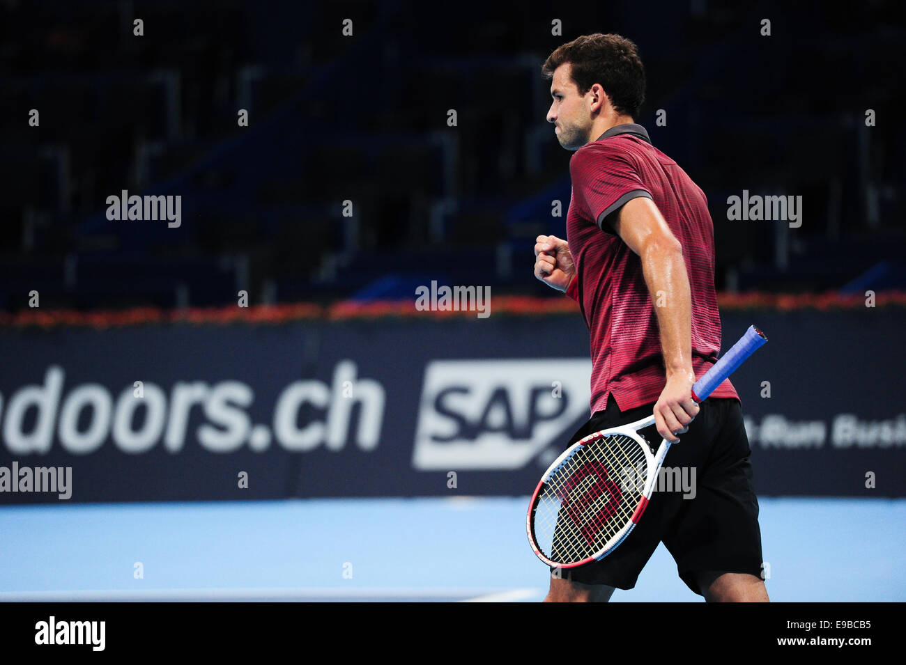 Basel, Svizzera. 23 ottobre, 2014. Grigor Dimitrov (BUL) cheers dopo la vittoria nella seconda prova del campionato svizzero interni a St. Jakobshalle. Foto: Miroslav Dakov/ Alamy Live News Foto Stock