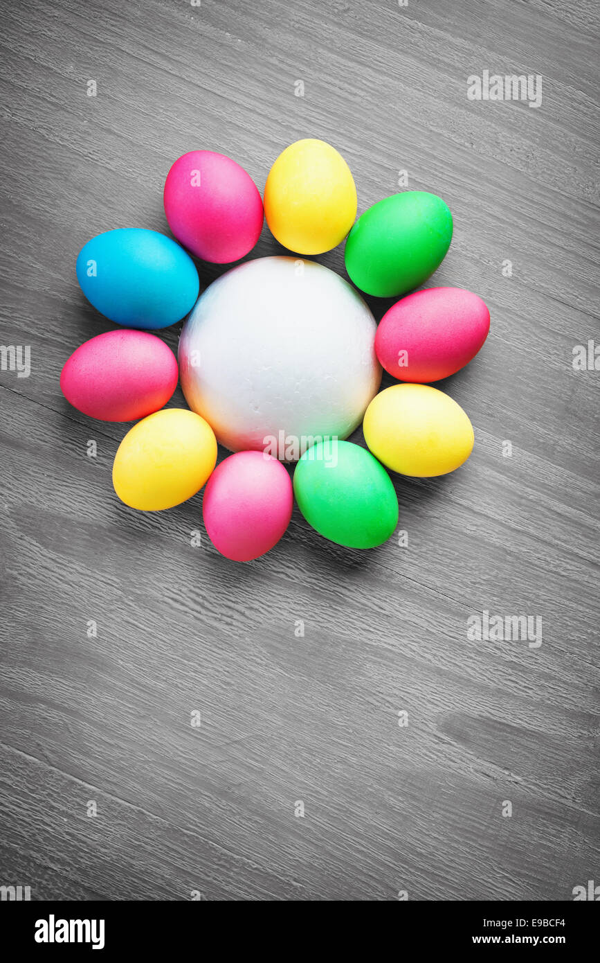 Multicolori uova di pasqua come fiore su vintage scrivania in legno Foto Stock