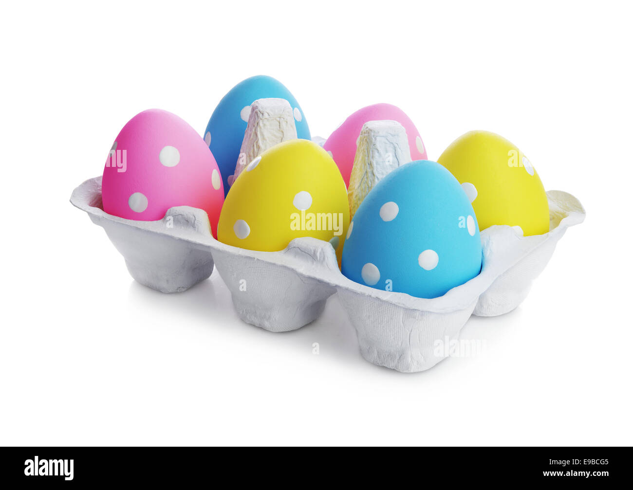 Multicolore di uova di Pasqua in scatola di cartone isolati su sfondo bianco Foto Stock