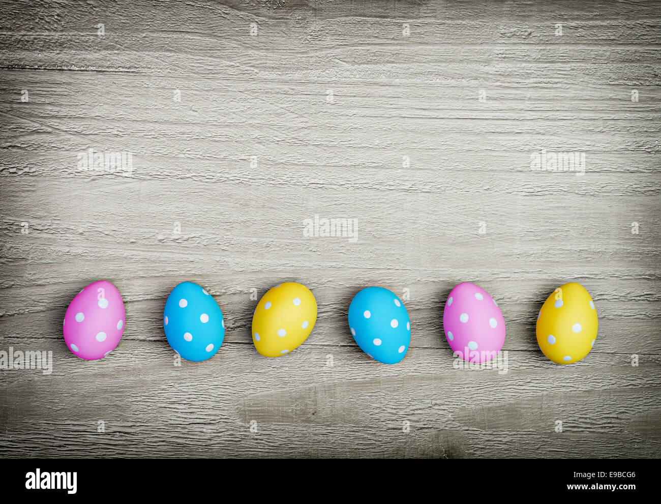 Multicolori uova di pasqua su vintage sfondo di legno Foto Stock