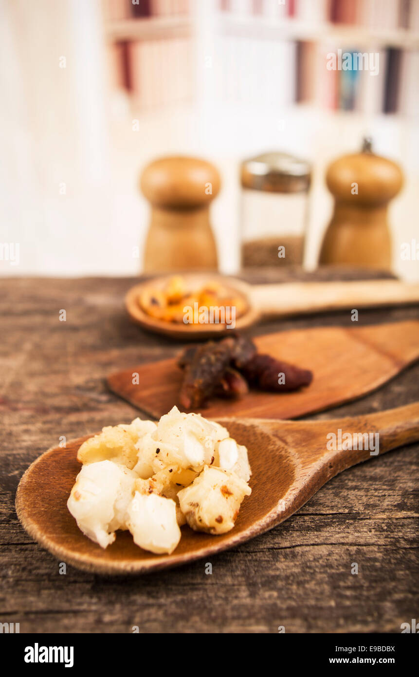 Hominy e mais tostato dadi tradizionali Ecuadoriani cibo Foto Stock