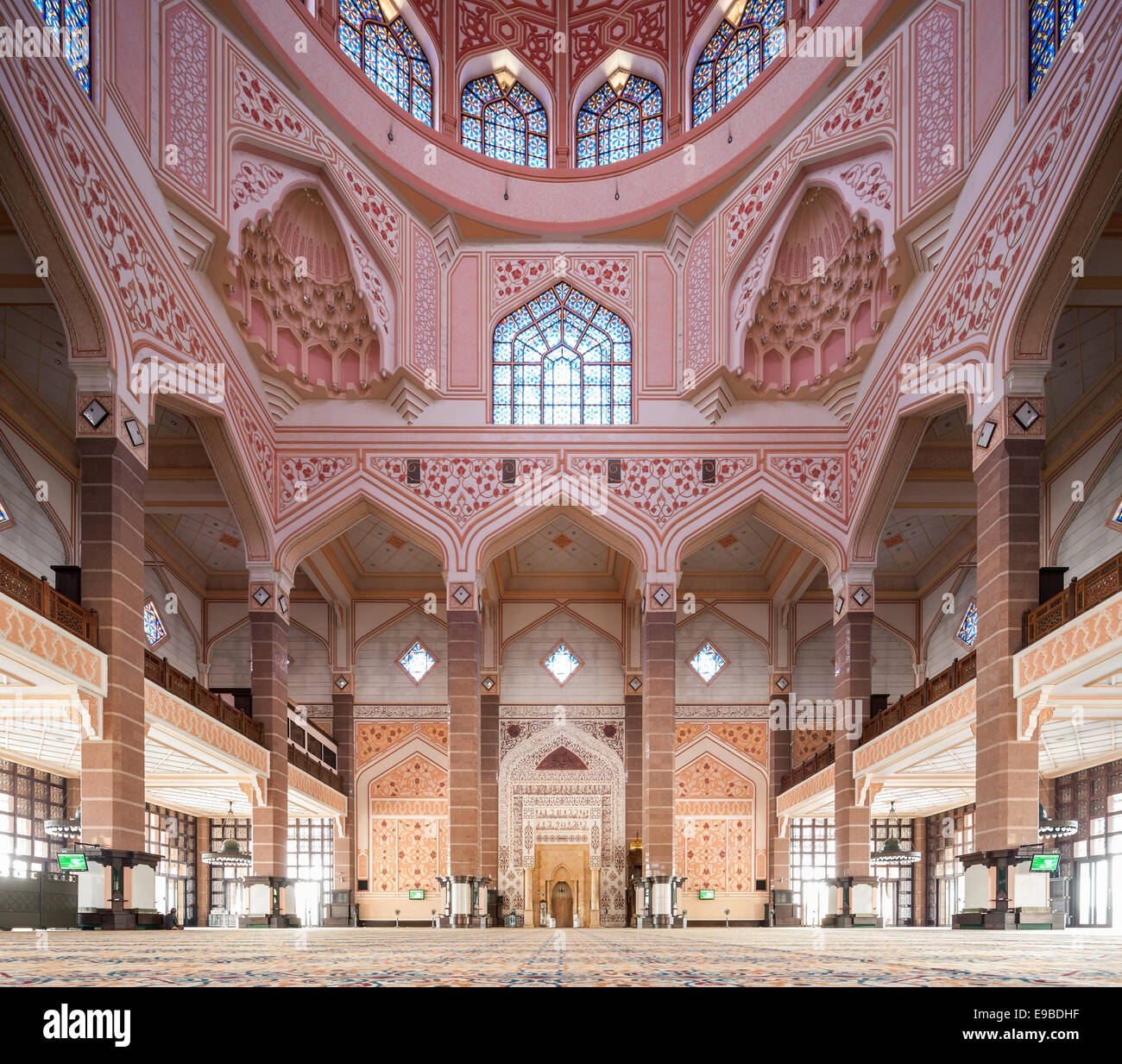 Masjid Putra moschea aka la moschea rosa in Putrajaya Malaysia. Moderno (1999) sunnita architettura islamica. Foto Stock