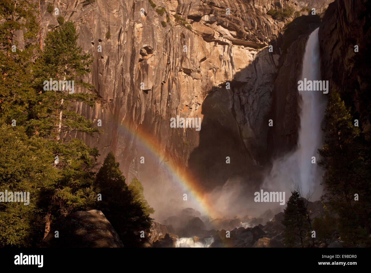 Un arcobaleno forme alla base inferiore di Yosemite Falls nel Parco Nazionale di Yosemite in California. Foto Stock